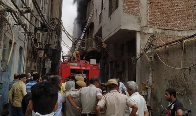 A massive fire broke out at a factory in Shahdara’s Jhilmil area on Saturday(HT Photo) A massive fire broke out at a factory in Shahdara’s Jhilmil area on Saturday(HT Photo)