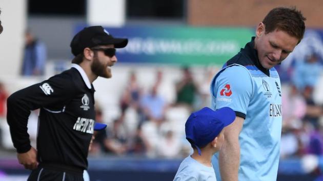 England's captain Eoin Morgan (R) and New Zealand's captain Kane Williamson.(AFP)