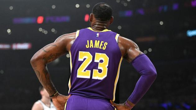 LeBron James officially changes jersey number to No. 6