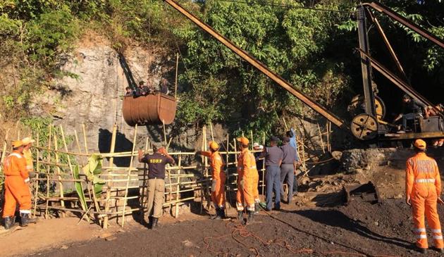 Members of the National Disaster Response Force (NDRF) and the Indian Navy at work during rescue operations at the site of the coal mine collapse at Ksan, in Jaintia Hills district of Meghalaya.(HT FILE PHOTO)