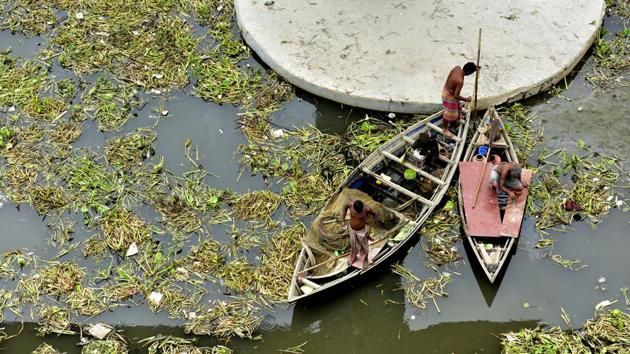 Fishermen seen at work during a humid day in the heavily polluted waters of the Yamuna River at Kalindi Kunj, in Noida, Uttar Pradesh. (Virendra Singh Gosain / HT Photo) Fishermen seen at work during a humid day in the heavily polluted waters of the Yamuna River at Kalindi Kunj, in Noida, Uttar Pradesh. (Virendra Singh Gosain / HT Photo)