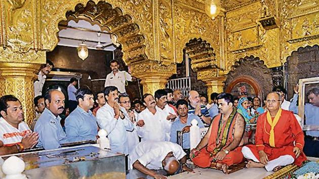 Karnataka rebel Congress MLAs visit Shirdi shrine in Maharashtra on Saturday. (PTI Photo) Karnataka rebel Congress MLAs visit Shirdi shrine in Maharashtra on Saturday. (PTI Photo)