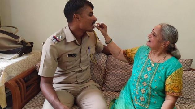 Tweeple praised the officers of Khar police station for their efforts.(Twitter/@MumbaiPolice)