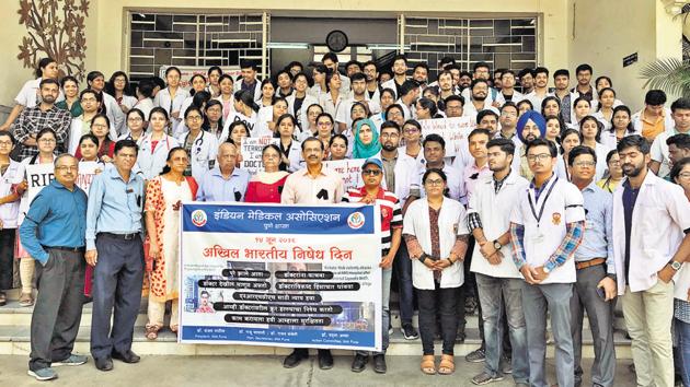 Doctors in Pune observed a one-day strike on June 14 to protest against attacks on doctors. According to residents, security and safety are important for doctors in city hospitals. (HT/PHOTO) Doctors in Pune observed a one-day strike on June 14 to protest against attacks on doctors. According to residents, security and safety are important for doctors in city hospitals. (HT/PHOTO)
