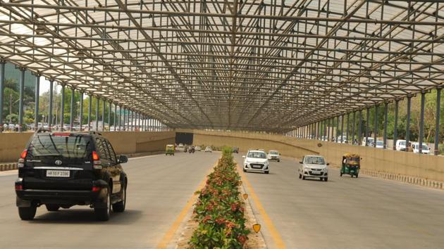 A couple was allegedly robbed of cash and valuables by three armed men early on July 5 on Delhi-Gurgaon Expressway, said the police. (HT File Photo) A couple was allegedly robbed of cash and valuables by three armed men early on July 5 on Delhi-Gurgaon Expressway, said the police. (HT File Photo)