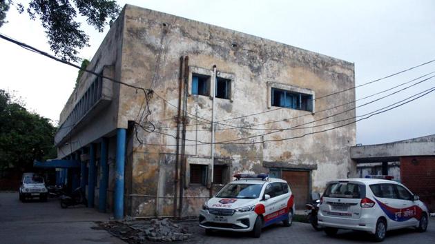However, what remains inside the administrative block to this day is the police station. Officials are aware that the roof over their heads is unsafe and seem to have accepted their fates. “What else can we do?” a constable said resignedly. (Yogendra Kumar / HT Photo)