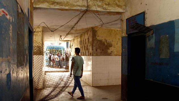 The bus stand’s administrative block, part of the unsafe structure, was vacated and sealed with a wire mesh in 2016. The staff now operated from what was supposed to be the residential quarters, situated a short distance away. (Yogendra Kumar / HT Photo)