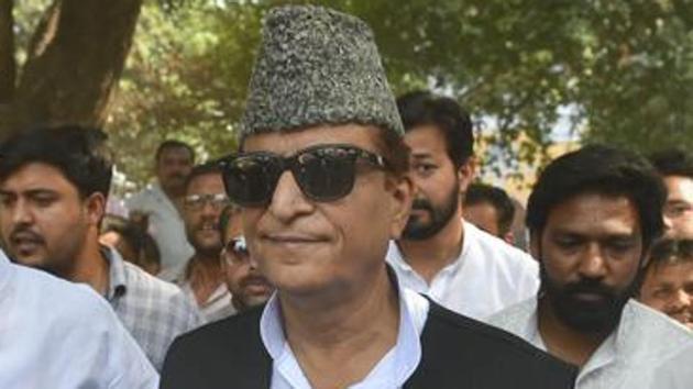 Slapped with over two dozen cases, Samajwadi Party (SP) stalwart and MP, Azam Khan seems to be facing the most difficult time of his political career.(PTI)