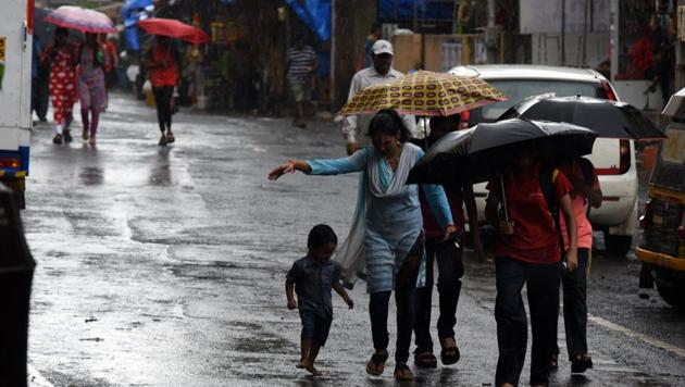 The India Meteorological Department (IMD) reported 15.4mm rain in south Mumbai, and 7.4mm in the suburbs.(Bachchan Kumar/HT File Photo)