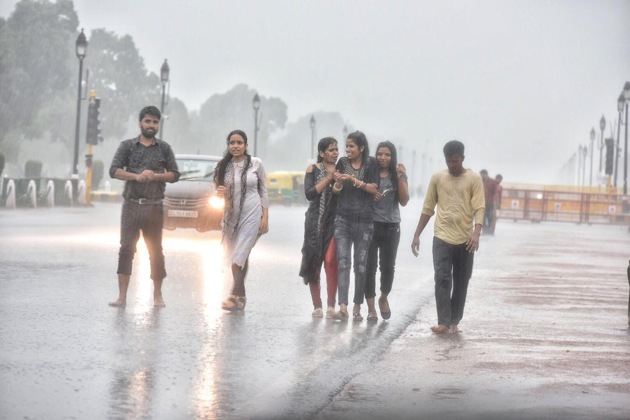 The temperature in the city saw a slight dip at 35 degree celsius at 4 pm due to the light showers.(Photo: Raj K Raj/ Hindustan Times)