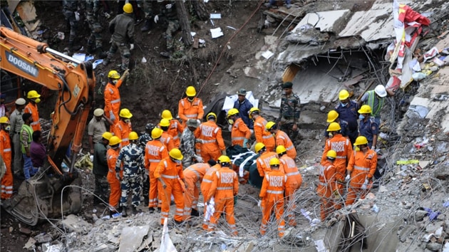 Himachal Pradesh CM Jai Ram Thakur visitied the spot to see the rescue work after a building collapsed on Kumarhatti-Nahan road near Solan.(Anil Dayal/Hindustan times) Himachal Pradesh CM Jai Ram Thakur visitied the spot to see the rescue work after a building collapsed on Kumarhatti-Nahan road near Solan.(Anil Dayal/Hindustan times)