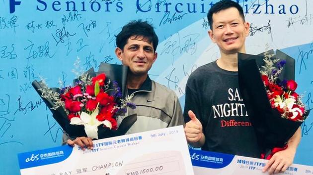 Nitten Kirrtane poses with his trophy.(HT PHOTO)