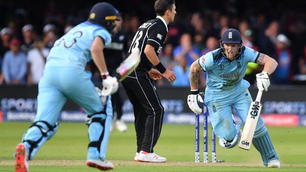 England's Ben Stokes (R) and England's Jos Buttler (L) add runs in the 'super over'.(AFP)