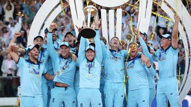 England captain Eoin Morgan and teammates celebrate winning the world cup with the trophy.(Action Images via Reuters)