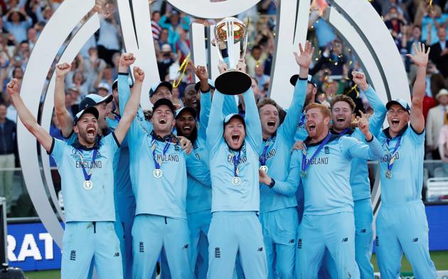 England's Eoin Morgan and team mates celebrate winning the world cup with the trophy.(Reuters)