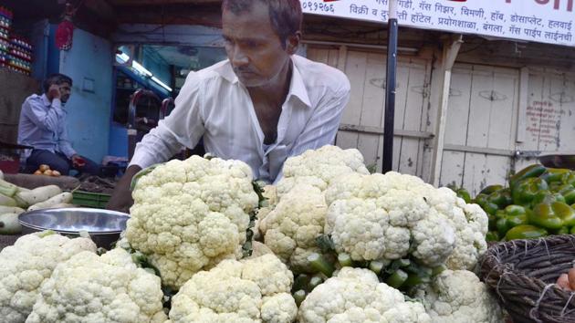Prices of cauliflower has increased. On Sunday, 125 trucks of vegetables arrived at the market.(Ravindra Joshi/HT PHOTO)