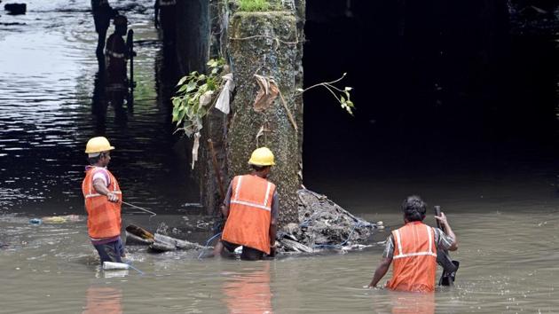 Search operation by Mumbai fire bridge and Mumbai police at Prem nagar Nala. A 1.5 year old boy fell into an open drain at Goregaon in Mumbai on Friday. (Satyabrata Tripathy/HT Photo) Search operation by Mumbai fire bridge and Mumbai police at Prem nagar Nala. A 1.5 year old boy fell into an open drain at Goregaon in Mumbai on Friday. (Satyabrata Tripathy/HT Photo)