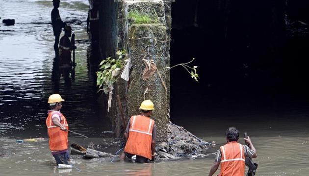 The fire brigade and the NDRF called off search for the toddler on Saturday, July 13, 2019. But the BMC and some NGOs are continuing the search ops. (Satyabrata Tripathy/HT Photo) The fire brigade and the NDRF called off search for the toddler on Saturday, July 13, 2019. But the BMC and some NGOs are continuing the search ops. (Satyabrata Tripathy/HT Photo)
