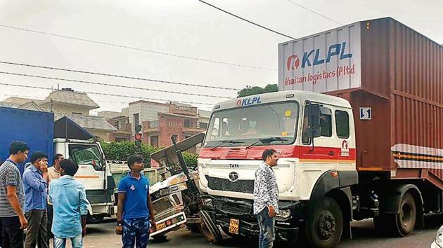 According to the police, the truck jumped a traffic signal at Hipa Chowk and rammed multiple vehicles, including a van, a car, an auto and a tractor, leading to a pile-up. (Yogendra Kumar/HT Photo) According to the police, the truck jumped a traffic signal at Hipa Chowk and rammed multiple vehicles, including a van, a car, an auto and a tractor, leading to a pile-up. (Yogendra Kumar/HT Photo)