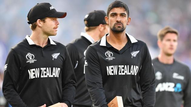 New Zealand's Lockie Ferguson (L) and New Zealand's Ish Sodhi (R) react to their defeat.(AFP)