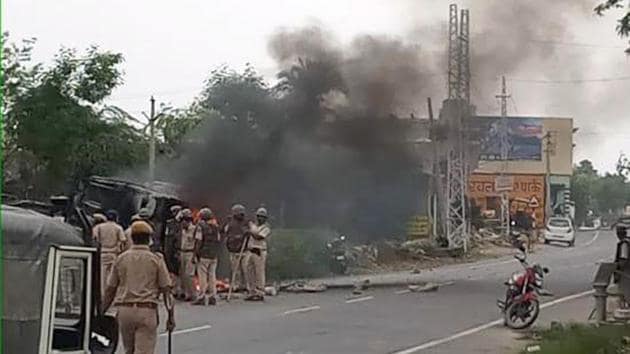 Angry over the murder of a man, members of the Patel community blocked a road in Udaipur district and pelted police personnel with stones and torched their vehicles, Monday, Ju;y 15, 2019.(HT Photo)