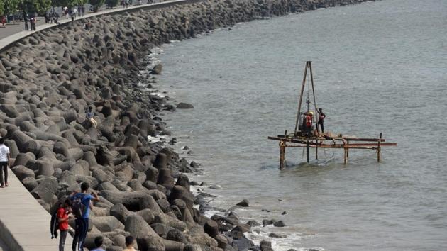 The 9.98km stretch starts at Princess Street flyover on Marine Drive, passes through a tunnel beneath Malabar Hill and Napeansea Road. The tunnel opens at sea shore near Priyadarshani Park from where the Coastal Road goes on reclaimed land and meets the Worli end of the Bandra Worli Sea Link.(Satyabrata Tripathy/HT Photo)