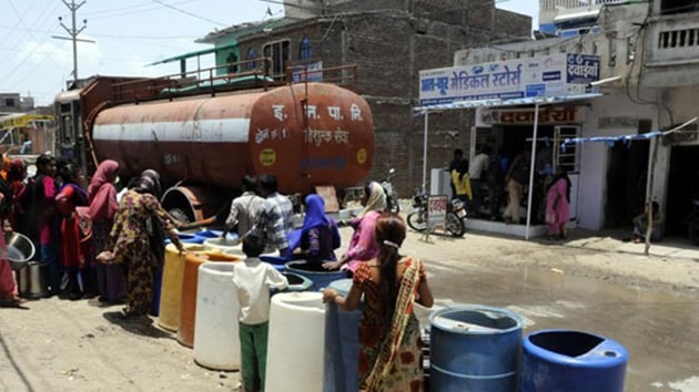 Parts of Chennai have gone without piped water for several months now. The city’s crisis was aggravated when Tamil Nadu received 55% less rains during the so-called winter monsoon in December 2018, according to weather bureau data. (HT Photo)