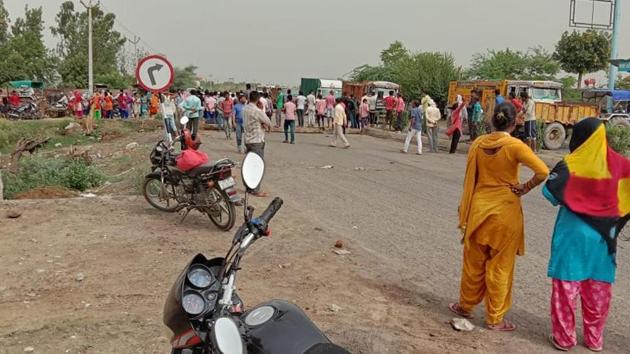 Agitated villagers from Iqbalpur blocked the Gurugram-Badli Road after the accident. They demanded a speed breaker be built immediately to check mishaps. The protest resulted in a 3-km-long snarl.(HT Photo)