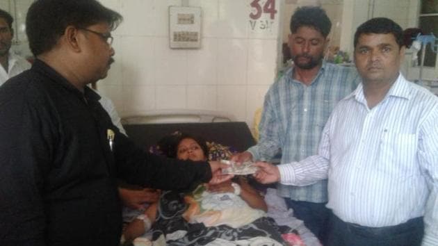 A group of ambulance drivers and other staffers collected Rs 50,000 and also donated blood for the treatment of a 16-year-old girl who lost both her legs in an accident.(HT Photo) A group of ambulance drivers and other staffers collected Rs 50,000 and also donated blood for the treatment of a 16-year-old girl who lost both her legs in an accident.(HT Photo)