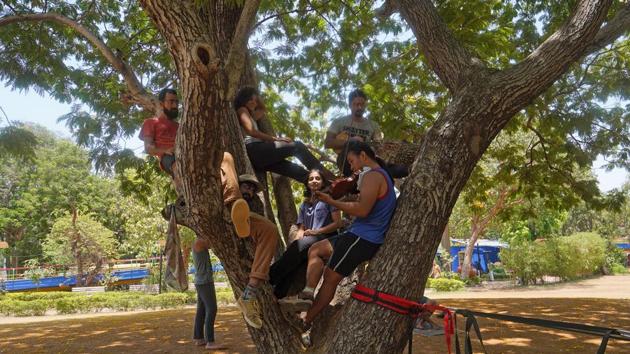 Farooqui relaxes with his friends after performing slacklining at Pushpa Narsee Park. Slacklining allows practitioners to engage in core muscles workout, reduce stress, increase concentration, among other benefits. The sport is great for community bonding and team building as well. (Hemanshi Kamani / HT Photo) 