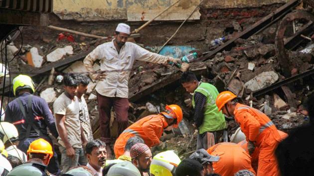 Rescuers conduct search operation at the site of the collapsed four-storey Kesarbai building at Dongri in Mumbai, Wednesday, July 17, 2019.(PTI)