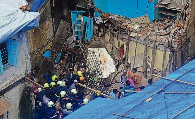 Rescue operations underway at the site of the collapse in Dongri, Mumbai.(HT File)