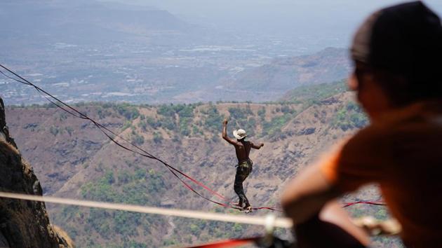 Photos A Man S Attempt To Conquer Fear And Promote Slacklining In India Hindustan Times Последние твиты от slackline industries (@slackind). promote slacklining in india