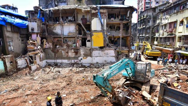 In September 2017, the seven storey 117-year-old Husaini Building collapsed in Bhendi Bazaar and killed 33 people.(Anshuman Poyrekar/HT file photo)