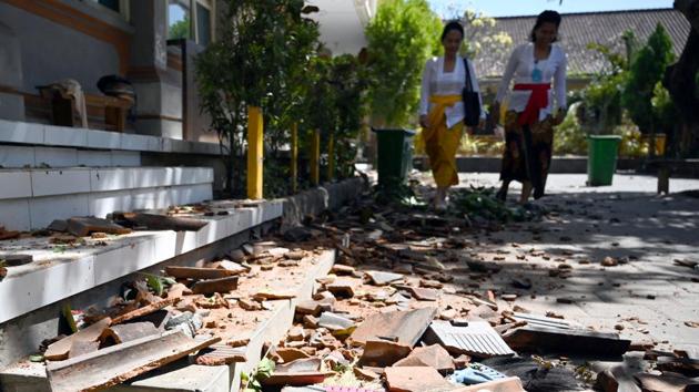 The death toll from a powerful earthquake that hit a remote Indonesian island chain at the weekend has climbed to five.(AFP Photo)