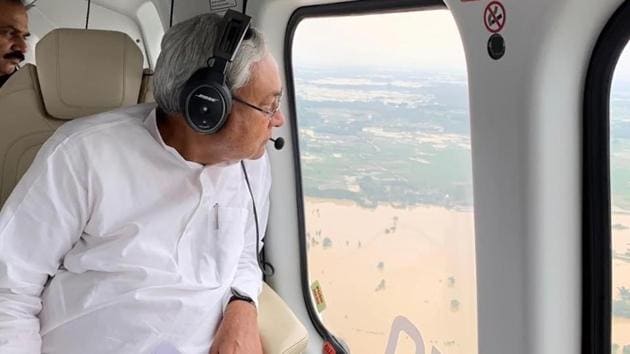 Bihar chief minister Nitish Kumar did an aerial view of flood situation of Bihar.(Santosh Kumar/HT Photo)