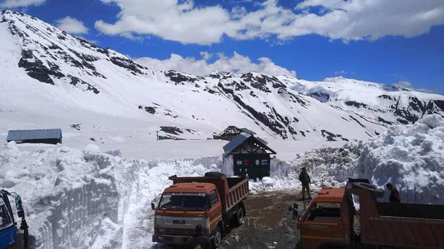 Four pilgrims were critically injured when a portion of a glacier collapsed and hit them while they were on the Shrikhand Mahadev yatra.(ANI Photo)