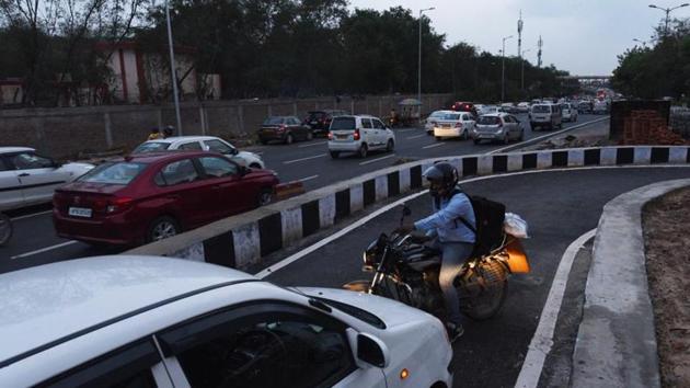 Many commuters complained that the U-turn was confusing and they had to reverse their cars after entering the U-turn lane by mistake. (Vipin Kumar/HT Photo) Many commuters complained that the U-turn was confusing and they had to reverse their cars after entering the U-turn lane by mistake. (Vipin Kumar/HT Photo)