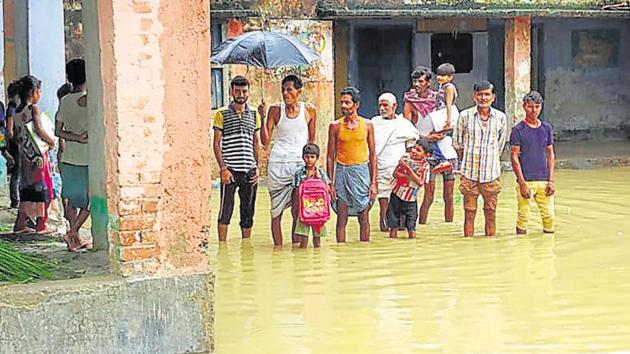 People from some villages in Bihar’s Muzaffarpur district, took shelter in the local Nawda Primary School as water level in the Bagmati river rose.(HT Photo)
