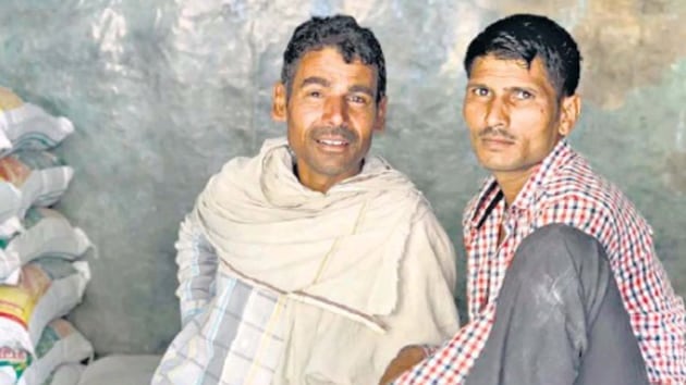 Rishipal and Mangal are labourers in a Gurugram market.(HT Photo)