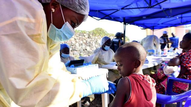 A Congolese health worker administers ebola vaccine to a child at the Himbi Health Centre in Goma, Democratic Republic of Congo, July 17, 2019.(Reuters File Photo) A Congolese health worker administers ebola vaccine to a child at the Himbi Health Centre in Goma, Democratic Republic of Congo, July 17, 2019.(Reuters File Photo)