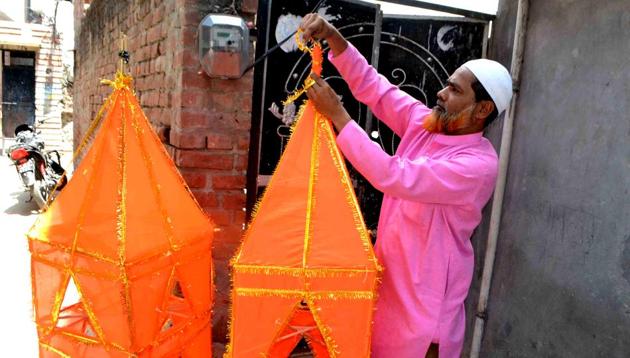 A Muslim artisan giving final touches to kanwar which is used to carry Ganga water by Hindu pilgrims during a month long religious fair.(Rameshwar Gaur/ HT Photo)