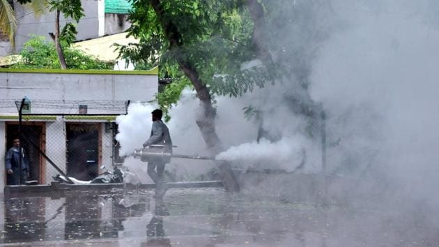 The Delhi government Wednesday released funds of around <span class='webrupee'>₹</span>109 crore for three municipal corporations to help them tackle vector-borne diseases(HT File Photo)