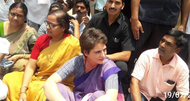 Priyanka Gandhi Vadra stopped on way to UP’s Sonbhadra where 10 people were killed in firing(HT Photo)