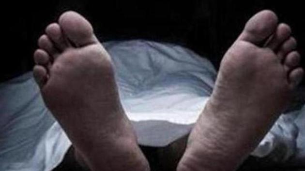 Senwar Ganesh Rawate, the victim, was run over at a crossing between Khadavli and Titwala stations of the Central line. (FOR REPRESENTATION/HT FILE)