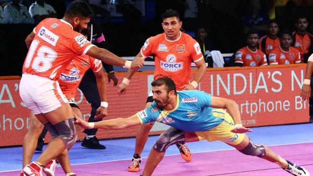 Tamil Thalaivas raider Ajay Thakur in action.(Pro Kabaddi League)