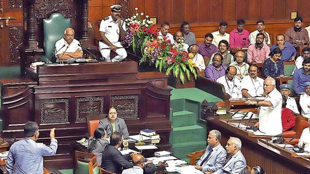 BJP leader BS Yeddyurappa (R) and Congress heavyweight DK Shivakumar (L) argue during the trust motion debate at the Vidhana Soudha in Bengaluru on Thursday.(ANI Photo)