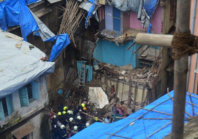 A four-storey building in Dongri, Kesarbai, came crashing down on Tuesday, killing 13 residents.(HT File)