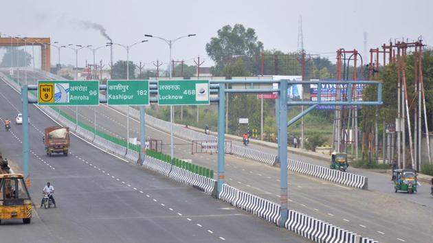 NHAI officials said the elevated section is part of Phase 3 of the DME project that spans 22km, from Dasna in Ghaziabad to the bypass road in Hapur district.(Sakib Ali / HT Photo)