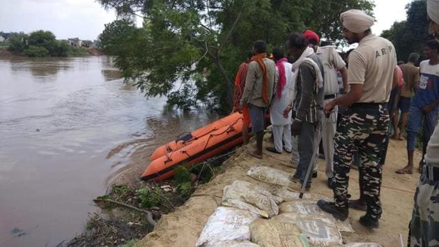 The breach, caused by rising level of water in Ghaggar due to heavy rain, developed at 6am and went up to 70 feet by the evening as the teams of the army, NDRF and the State Disaster Response Force (SDRF) failed to plug it.(Bharat Bhushan / HT Photo)